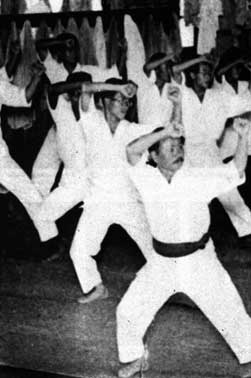 funakoshi_gichin_heian_nidan